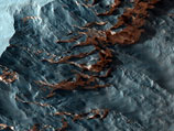 Весна на Марсе сопровождается выбросами углекислого газа, которые струйками поднимаются с глыб сухого льда, нагревающихся на солнце