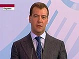 "А украинские коллеги просят о многом, денег просят, например. Но как же можно давать в такой ситуации деньги, когда мы не можем договориться по одному из самых существенных вопросов", - сказал Медведев. "Все это будем учитывать", - предупредил он