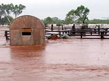 Из-за непрекращающихся ливневых дождей затоплены тысячи жилых домов и офисов, школы и больницы, фермы