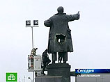 Памятник Ленину, которому разворотило заднюю часть, взорвал "Залесский боевой летучий отряд"