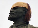 Волна "антиленинства" прокатилась по России: в Волгограде на памятник Ильичу надели казацкий чуб Волна "антиленинства" прокатилась по России: в Волгограде на памятник Ильичу надели казацкий чуб