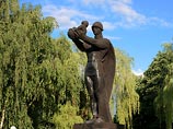 Националисты требуют демонтировать "унижающий достоинство" памятник воину-освободителю под Львовом Националисты требуют демонтировать "унижающий достоинство" памятник воину-освободителю под Львовом