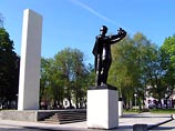 Националисты требуют демонтировать "унижающий достоинство" памятник воину-освободителю под Львовом Националисты требуют демонтировать "унижающий достоинство" памятник воину-освободителю под Львовом