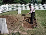 Джеймc Хайнс был почти двухметрового роста. Его благополучно похоронили, но только теперь бывший служащий похоронного бюро Cave Funeral Services донес в полицию о жутковатых обстоятельствах совершенного некогда ритуала Джеймc Хайнс был почти двухметрового роста. Его благополучно похоронили, но только теперь бывший служащий похоронного бюро Cave Funeral Services донес в полицию о жутковатых обстоятельствах совершенного некогда ритуала