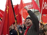 Несколько сотен активистов КПРФ и других организаций левого толка проводят митинг в центре Москвы