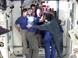 Космический корабль "Союз" с экипажем и космическим туристом отстыковался от МКС и летит к Земле