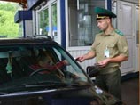 Как пояснили в белорусском пограничном ведомстве, в настоящее время "на белорусско-российской границе осуществляются процедуры, связанные с транспортным, фито-санитарным, таможенным контролем. Там же оказываются страховые и другие сервисные услуги" Как пояснили в белорусском пограничном ведомстве, в настоящее время "на белорусско-российской границе осуществляются процедуры, связанные с транспортным, фито-санитарным, таможенным контролем. Там же оказываются страховые и другие сервисные услуги"
