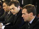 Медведев  растолковал  единороссам, когда и почему  правомерно менять законы о банкротстве 
