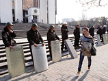 Митингующие в Кишиневе грозят ворваться в здание правительства, где идет заседание с участием президента Митингующие в Кишиневе грозят ворваться в здание правительства, где идет заседание с участием президента