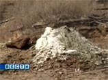 В непосредственной близости от ядовитого захоронения находится жилой массив города, всего в 30 метрах - водонапорная башня, чуть дальше - детский сад В непосредственной близости от ядовитого захоронения находится жилой массив города, всего в 30 метрах - водонапорная башня, чуть дальше - детский сад