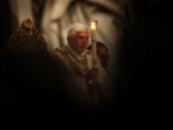 Древнюю службу, посвященную памяти о воскресении Спасителя, понтифик начал с возжения пасхальной свечи, на мягком воске которой Йозеф Ратцингер начертал цифры "2009" и греческие буквы "альфа" и "омега"