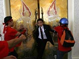 Премьер Таиланда бежал от демонстрантов, ворвавшихся в здание МВД Премьер Таиланда бежал от демонстрантов, ворвавшихся в здание МВД