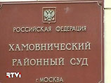 На прошлой неделе аналогичная акция на крыше напротив здания суда продлилась не более 20 минут, так как милиционеры сняли пикетчиков с крыши и доставили их в местное отделение На прошлой неделе аналогичная акция на крыше напротив здания суда продлилась не более 20 минут, так как милиционеры сняли пикетчиков с крыши и доставили их в местное отделение