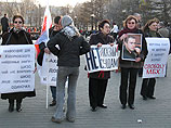 Сторонники Ходорковского устроили пикет на крыше напротив суда. Милиция желает им поскорее охрипнуть Сторонники Ходорковского устроили пикет на крыше напротив суда. Милиция желает им поскорее охрипнуть