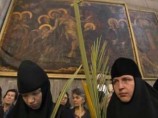 Православные монахини держат в руках пальмовые ветви
