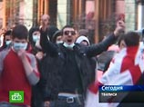Основная акция протеста в Тбилиси переместилась к резиденции Саакашвили, она будет круглосуточной Основная акция протеста в Тбилиси переместилась к резиденции Саакашвили, она будет круглосуточной