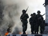 Демонстранты около Дома правительства Таиланда угрожают взорвать баллоны с газом в случае начала полицейской операции Демонстранты около Дома правительства Таиланда угрожают взорвать баллоны с газом в случае начала полицейской операции