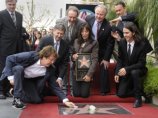 У легендарного "битла" Джорджа Харрисона появилась собственная звезда на Аллее славы Голливуда в Лос-Анджелесе (штат Калифорния). В церемонии приняли участие Пол Маккартни, вдова Харрисона Оливия, их сын Дани, актер Том Хэнкс