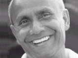 Американец прочитал стихотворение на 111 языках и в сотый раз попал в книгу рекордов Гиннесса Американец прочитал стихотворение на 111 языках и в сотый раз попал в книгу рекордов Гиннесса