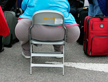 Американская авиакомпания United Airlines отказалась перевозить чересчур толстых пассажиров, которые не помещаются на одном кресле