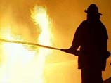 В Санкт-Петербурге в Приморском районе минувшей ночью произошел крупный пожар - огонь полностью уничтожил офисно-складское здание бисквитной фабрики "Золотой ключик"