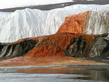 Необычные ледяные водопады красного цвета полярники нашли еще в 1911 году