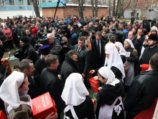 Патриарх Кирилл благословил бездомных и раздал им пасхальные подарки ― продуктовые наборы и куличи Патриарх Кирилл благословил бездомных и раздал им пасхальные подарки ― продуктовые наборы и куличи