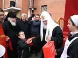 Патриарх Кирилл благословил бездомных и раздал им пасхальные подарки &#8213; продуктовые наборы и куличи
