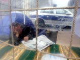 Клетки - имповизированные "тюремные камеры" - ранее были установлены у резиденции президента, здания парламента и Общественного телевидения Клетки - имповизированные "тюремные камеры" - ранее были установлены у резиденции президента, здания парламента и Общественного телевидения