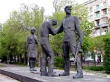 19 апреля в центре Волгограда обрушился памятник комсомольцам - защитникам Сталинграда. Назвали предварительную причину - коррозия и сильный ветер
