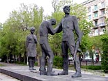 19 апреля в центре Волгограда обрушился памятник комсомольцам - защитникам Сталинграда. Назвали предварительную причину - коррозия и сильный ветер 19 апреля в центре Волгограда обрушился памятник комсомольцам - защитникам Сталинграда. Назвали предварительную причину - коррозия и сильный ветер