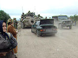 "От полученных ранений сержант и двое рядовых скончались", - сказал представитель штаба объединенной группировки войск на Северном Кавказе