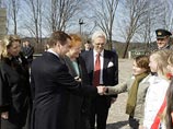 Финны попросили у президента Медведева разрешения скупать российскую землю в приграничных районах Финны попросили у президента Медведева разрешения скупать российскую землю в приграничных районах