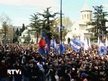Около 10 тысяч жителей грузинских регионов прибыли на подмогу оппозиции в Тбилиси Около 10 тысяч жителей грузинских регионов прибыли на подмогу оппозиции в Тбилиси