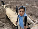 Журналистка иранского происхождения 31-летняя Роксана Сабери была арестована 31 января из-за покупки бутылки вина, продажа которого в Иране запрещена законом. Позже иранский МИД заявил, что журналистка работала на территории Исламской республики незаконно Журналистка иранского происхождения 31-летняя Роксана Сабери была арестована 31 января из-за покупки бутылки вина, продажа которого в Иране запрещена законом. Позже иранский МИД заявил, что журналистка работала на территории Исламской республики незаконно