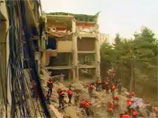 Под обломками здания спасатели уже 11 часов продолжают искать двух сотрудников телекомпании