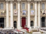 Фасад главной католической базилики, по традиции, был украшен портретами новых подвижников Церкви, "воссиявших в алтаре святости"  