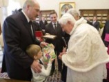 Белорусский гость прибыл в Ватикан со своим пятилетним сыном Колей. Мальчик вручил понтифику неофициальный подарок - букварь на русском языке