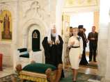 На встречу премьер-министр Украины приехала в скромном белом платье с черным графическим рисунком, ее украшала неизменная искусно уложенная коса