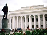 В Казани осквернили памятник Ленину, но черную краску на голове "вождя" заметили только журналисты В Казани осквернили памятник Ленину, но черную краску на голове "вождя" заметили только журналисты
