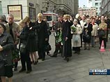 На прощание с балериной Екатериной Максимовой пришли сотни москвичей На прощание с балериной Екатериной Максимовой пришли сотни москвичей