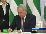 Документы подписали президент России Дмитрий Медведев и президенты Абхазии и Южной Осетии Сергей Багапш и Эдуард Кокойты Документы подписали президент России Дмитрий Медведев и президенты Абхазии и Южной Осетии Сергей Багапш и Эдуард Кокойты