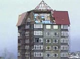 Двое прохожих пострадали в Хабаровске в результате ураганного ветра, который снес часть битумного покрытия крыши и парапет на одном из жилых домов