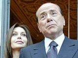 Берлускони "сильно ранит" решение жены развестись, но он не выглядит подавленным