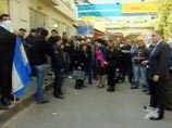 В Грузии оппозиционеры создали у входа в здание общественного ТВ "коридоры позора" В Грузии оппозиционеры создали у входа в здание общественного ТВ "коридоры позора"