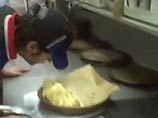 Сотрудница пиццерии, отснявшая на видео ужасы фастфуда, не может найти новую работу Сотрудница пиццерии, отснявшая на видео ужасы фастфуда, не может найти новую работу