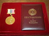 Орден им. Ахмата Кадырова содержит золото 750-й пробы, 36 бриллиантов, 36 сапфиров, 36 рубинов общей массой 2,5 карата. При этом, неясно на какие средства "куются" драгоценные ордена