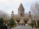 Супруга президента России Светлана Медведева, прибывшая в Армению, посетила сегодня город Эчмиадзин, где находится армянский духовный центр