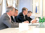 Перед отъездом в столицу Чехии Ющенко провел совещание в своем секретариате, на котором потребовал от правительства Юлии Тимошенко прекратить транспортировку российской нефти для экспорта через Одессу