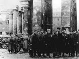 У Бранденбургских ворот (третий справа - В.И.Варенников. Берлин. Утро 2 мая 1945 года)